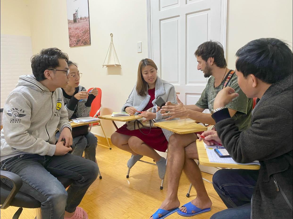 Giao tiếp cùng các bạn Nga ghé thăm ITT