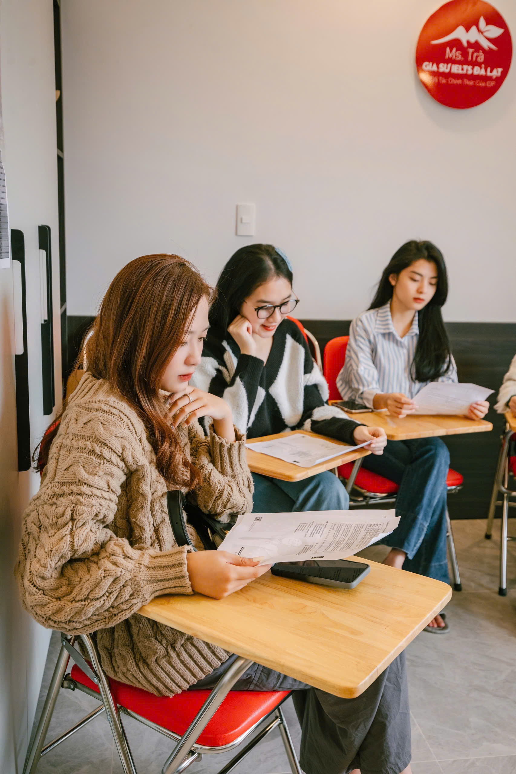 2026: 1 tháng học IELTS bao nhiêu tiền? Hướng dẫn lập ngân sách và lộ trình cho người mới